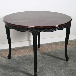 Kunnostettu ja modernisoitu siro kahvipöytä