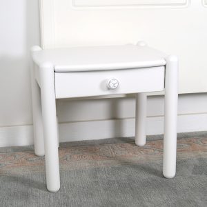 Valkoinen yöpöytä