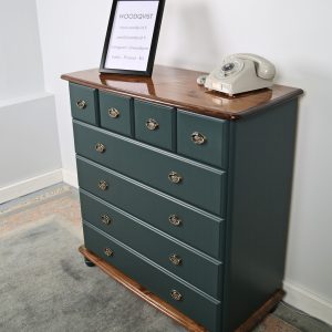 Tummanvihreä lipasto 4+4